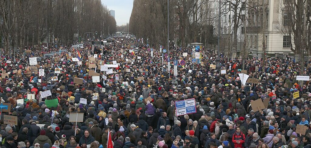 Etwa 250.000 Menschen protestierten im Januar 2024 gemeinsam gegen rechts, nachdem die Deportationspläne der AfD bekannt wurden