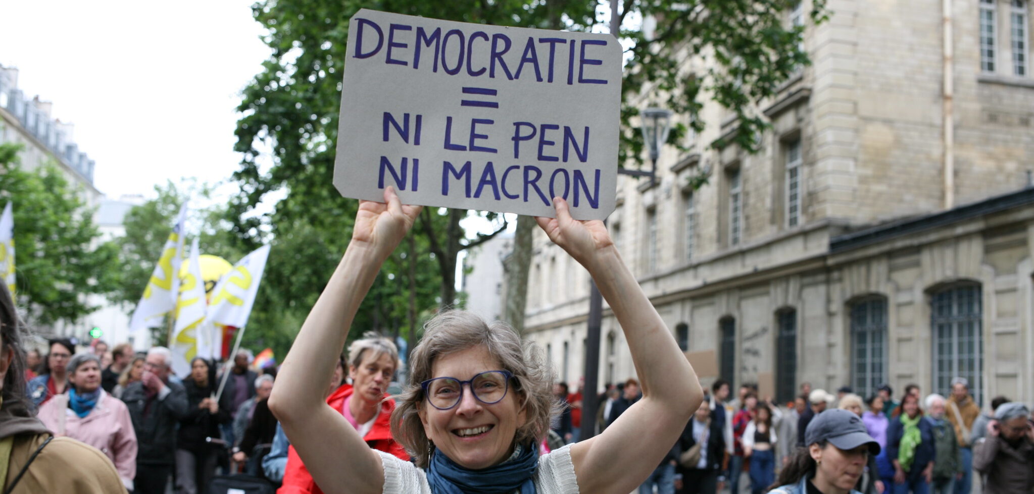 Frau protestiert gegen Macron und Le Pen