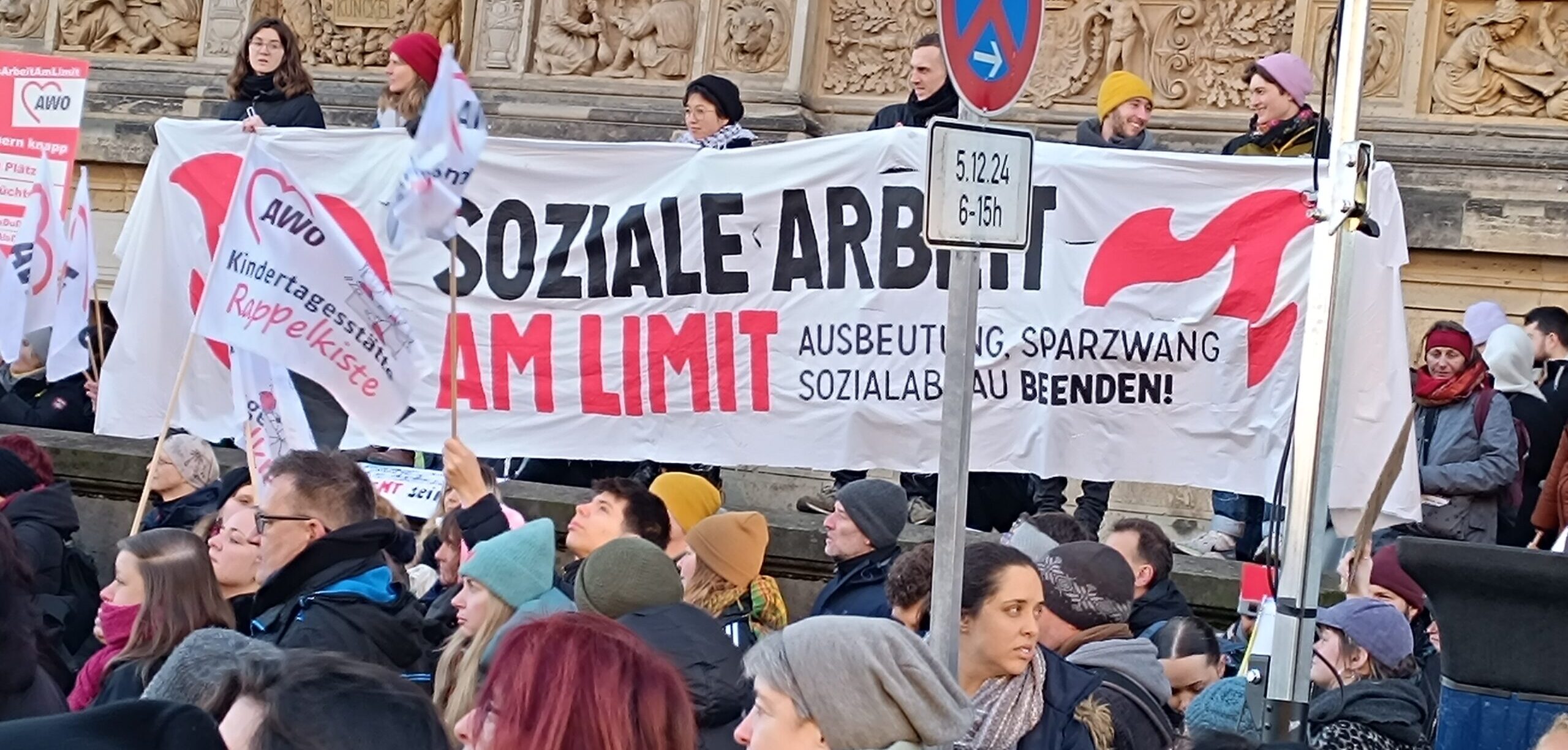 Menschen protestieren gegen Kürzungen, die der Berliner Senat plant