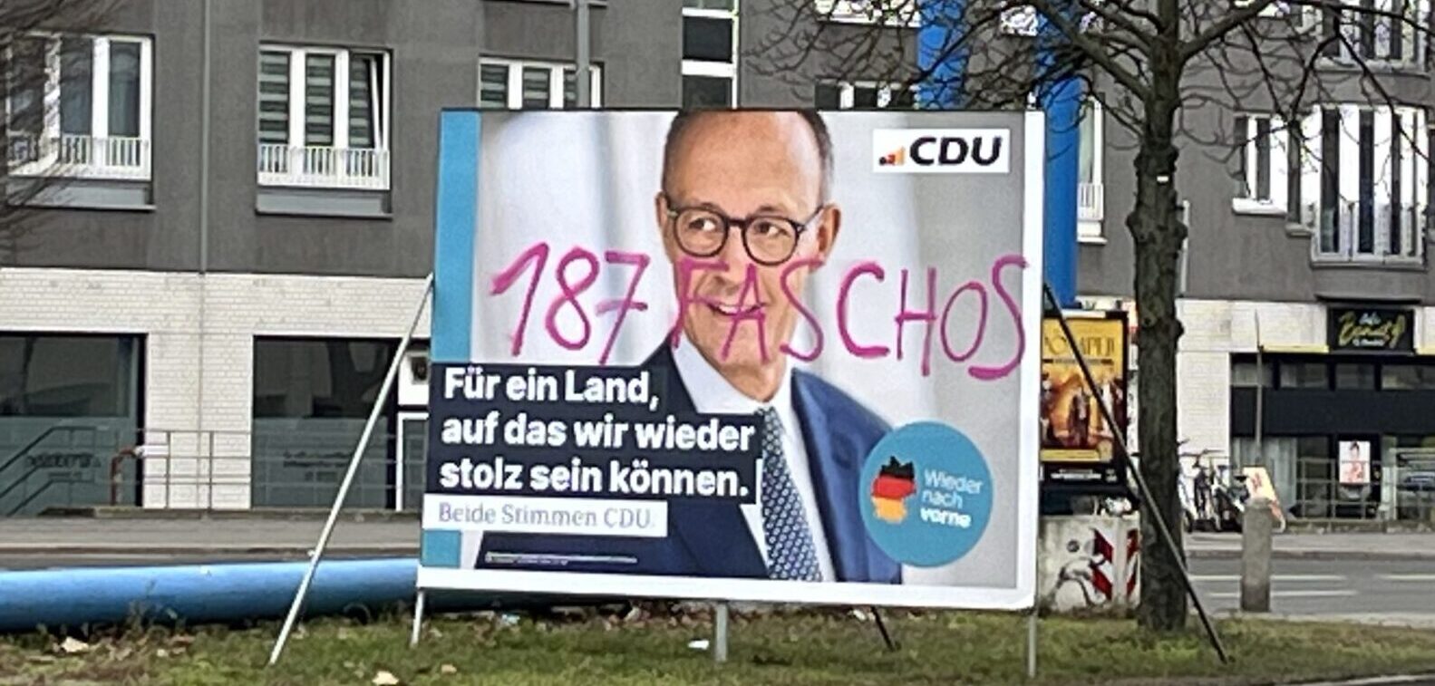 Jemand hat "187 Faschos" auf ein Wahlplakat von Friedrich Merz gesprüht