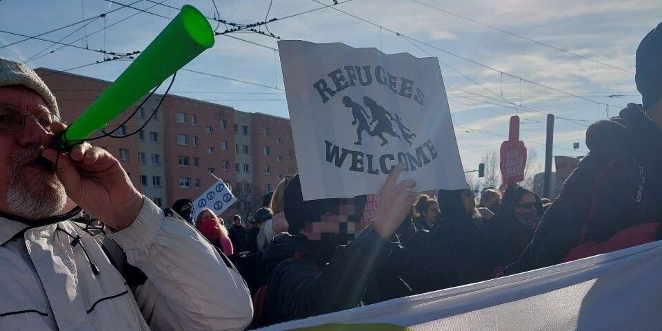 Etwa 600 Menschen haben an einem breiten Protest gegen den Wahlkampfabschluss der Berliner AfD in Hohenschönhausen teilgenommen, der in Form einer Kundgebung gefeiert werden sollte.